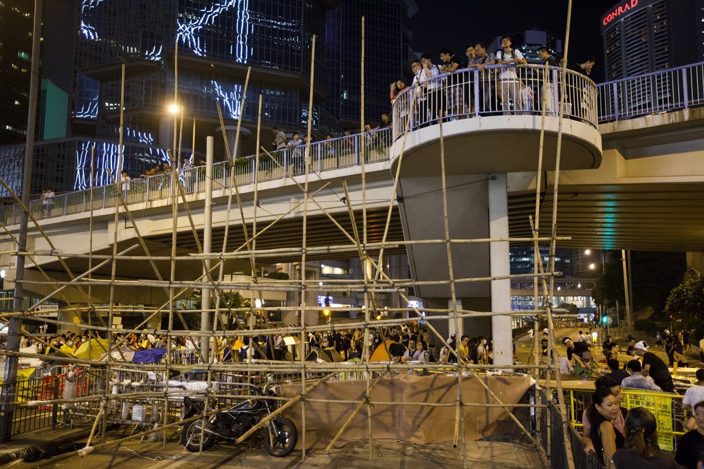 Armés de masses et de tronçonneuses, les policiers hongkongais ont de nouveau entrepris mardi de libérer les sites bloqués depuis deux semaines par les manifestants pro-démocratie. 