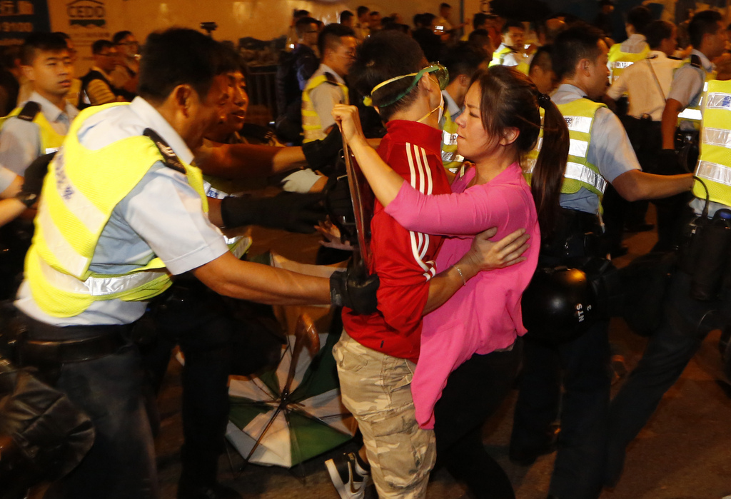 Quarante-cinq manifestants ont été interpellés à Hong Kong par la police au cours de la nuit. Des centaines de policiers ont déblayé les nouvelles barricades érigées, certains n'hésitant pas à avoir recours à la force.