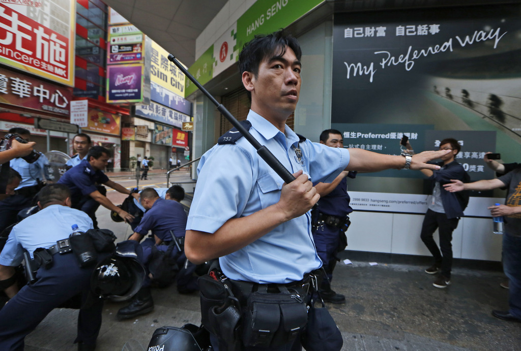 La police hongkongaise a surgi à l'aube vendredi pour démanteler un campement des manifestants pro-démocratie. 