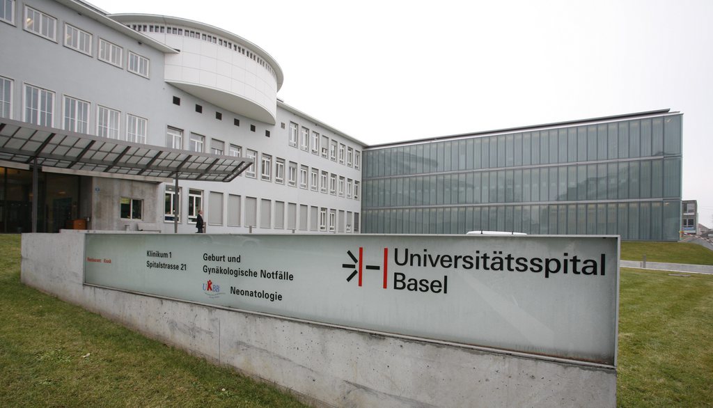 Le médecin-chef du service orthopédique de l'hôpital universitaire de Bâle-Ville a été licencié avec effet immédiat lundi.