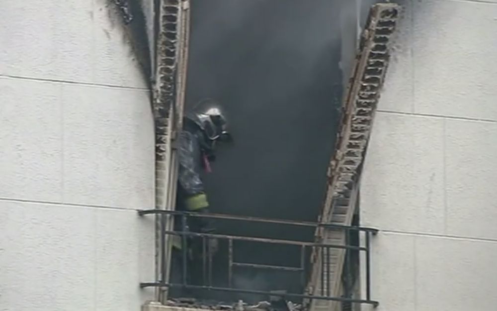 Un incendie a fait deux morts et dix blessés, dont un grave, tôt samedi dans un immeuble de sept étages à Paris.