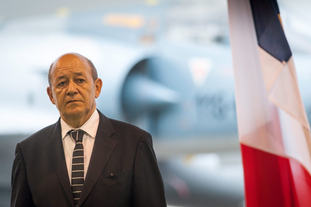 Le ministre français de la Défense, Jean-Yves Le Drian, a déclaré que les premiers vols de reconnaissance militaire vers l'Irak auraient lieu lundi. 