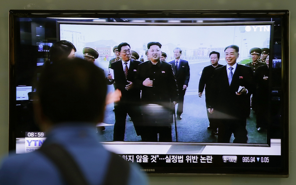 Le dirigeant nord-coréen Kim Jong-un a visité un nouveau quartier résidentiel et des installations scientifiques. Il se déplaçait à l'aide d'une canne sur les images. 