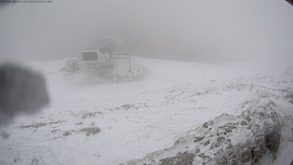 Les premiers flocons sont tombés sur le Jura dans la nuit de mardi à mercredi. La Dôle était déjà recouverte d'un joli manteau blanc ce matin.