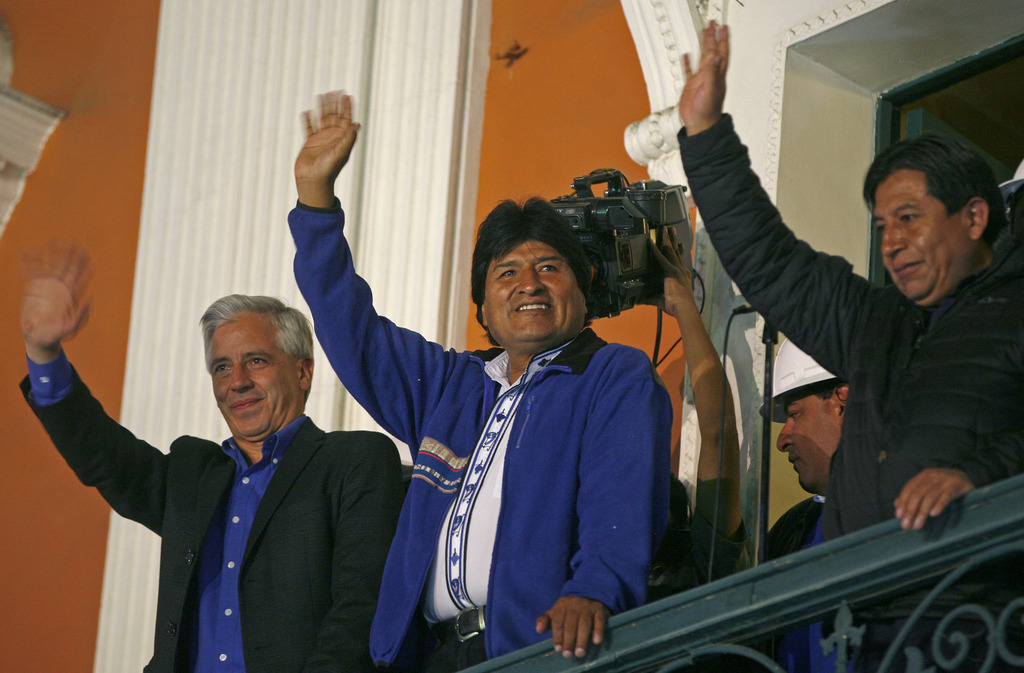 Le socialiste Evo Morales, au pouvoir depuis 2006, a été triomphalement réélu pour cinq ans dès le premier tour de la présidentielle en Bolivie, selon un sondage de sortie des urnes. 