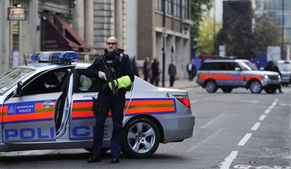 Un homme de 25 ans a été inculpé de meurtre après la découverte jeudi du corps décapité d'une vieille dame dans un parc londonien, a annoncé la police dans la nuit de vendredi à samedi.