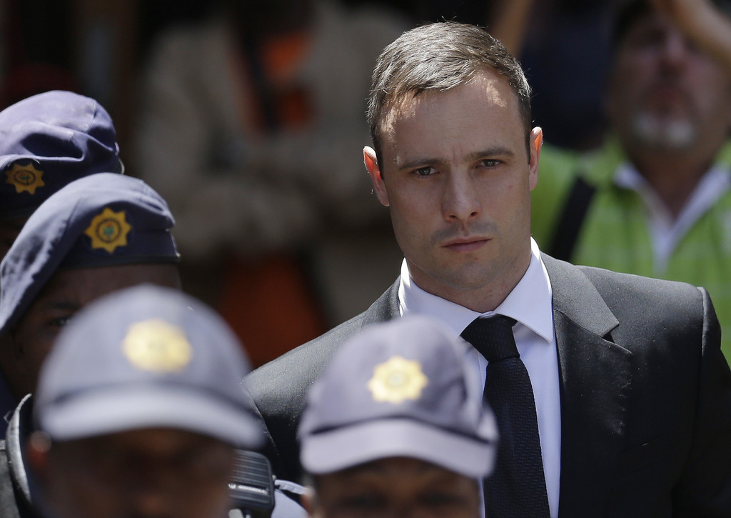 Après sept mois d'un procès fleuve qui a passionné l'Afrique du Sud et le monde, Oscar Pistorius, le champion paralympique reconnu coupable d'avoir tué sa petite amie en 2013, saura mardi s'il est condamné à la prison, et pour combien de temps.