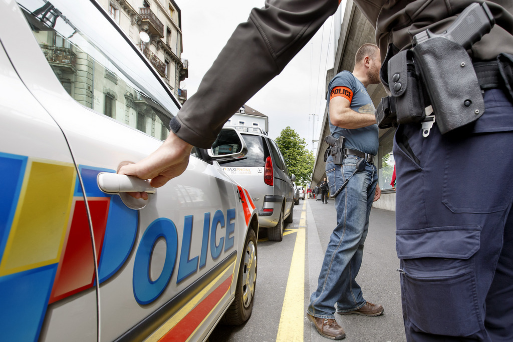 Une femme de 38 ans qui avait bouté le feu à une voiture de police en mai 2014 à Genève, a pu être arrêtée à Saint-Gall grâce aux indices qu'elle a laissés sur les lieux lors de son méfait.