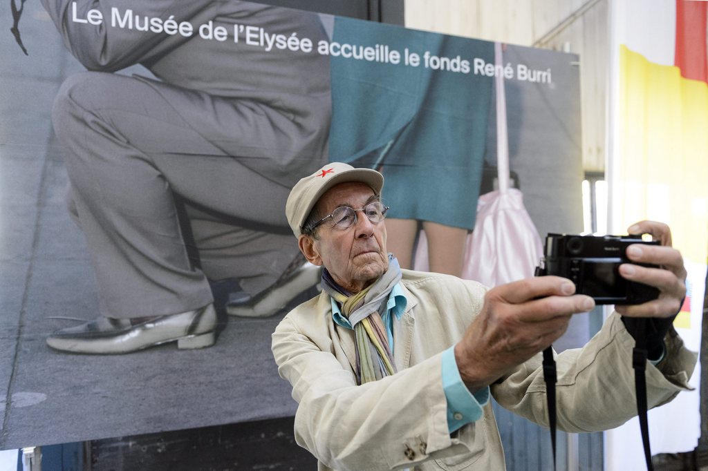 Le Conseil d'Etat vaudois a rendu hommage à l'homme et à l'artiste René Burri, décédé à l'âge de 81 ans. Le photographe zurichois avait choisi l'an dernier le musée de l'Elysée, à Lausanne, pour y déposer son fonds photographique d'environ 30'000 images.