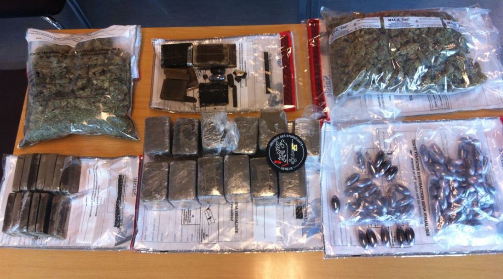 Les policiers de la brigade des stupéfiants de Genève ont arrêté un homme de 37 ans en possession de 9,4 kilos de marchandises. 