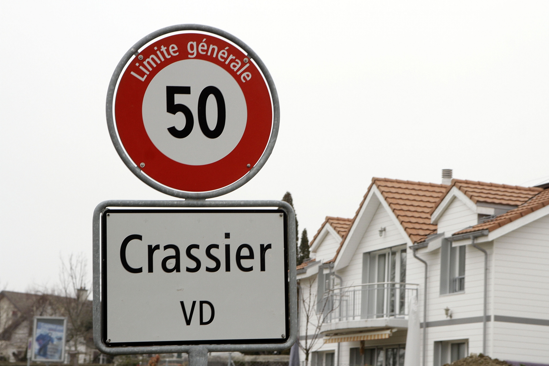 Crassier, l'entrée du village.
