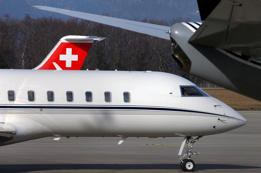 Un jet avec deux personnes à bord a dû se poser d'urgence le 28 août à l'aéroport de Genève. Un dégagement de fumée dans le cockpit et la cabine est en cause.