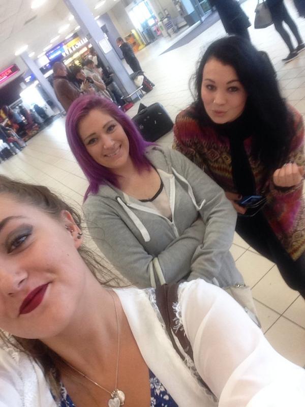 Les trois filles se sont rendues ensemble à l'aéroport. Postée sur Twitter, la photo fait le buzz.