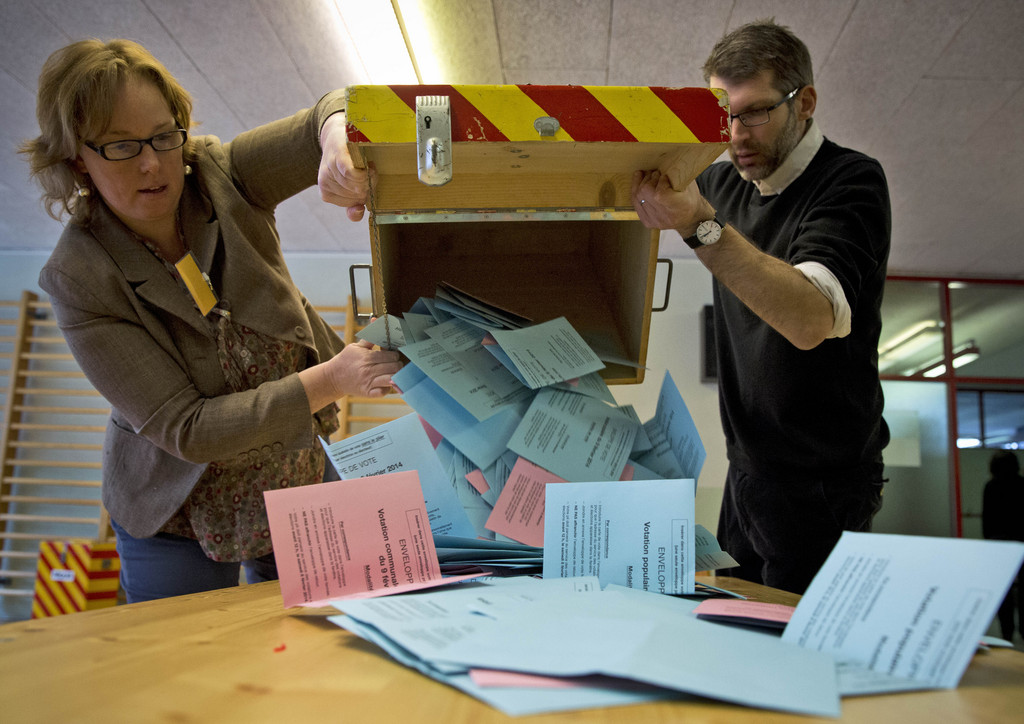 la Fédération suisse des parlements des jeunes (FSPJ) propose plusieurs mesures pour rendre les urnes plus attrayantes.