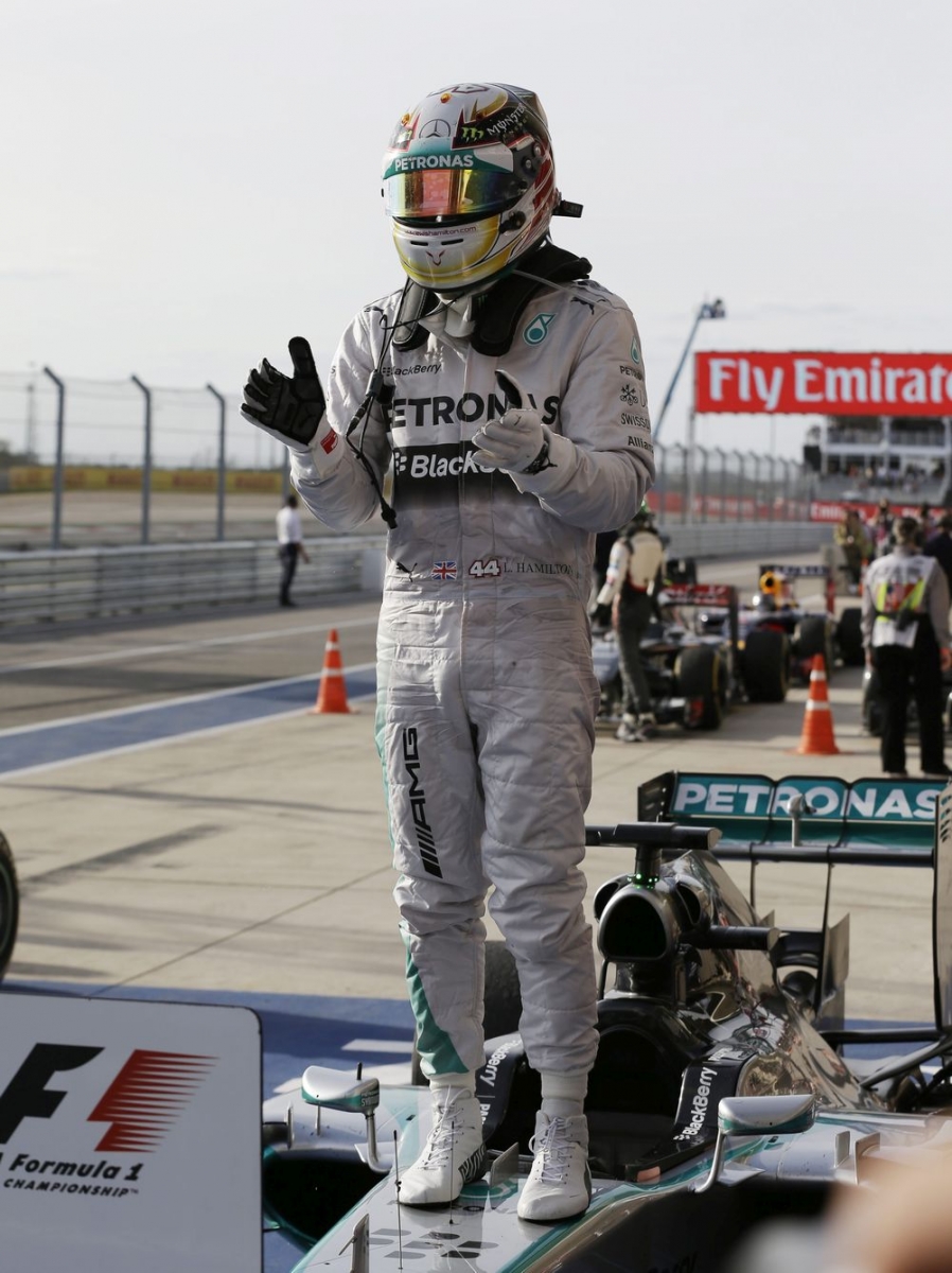 Le Britannique Lewis Hamilton célèbre son cinquième succès d'affilée en Grands Prix. 