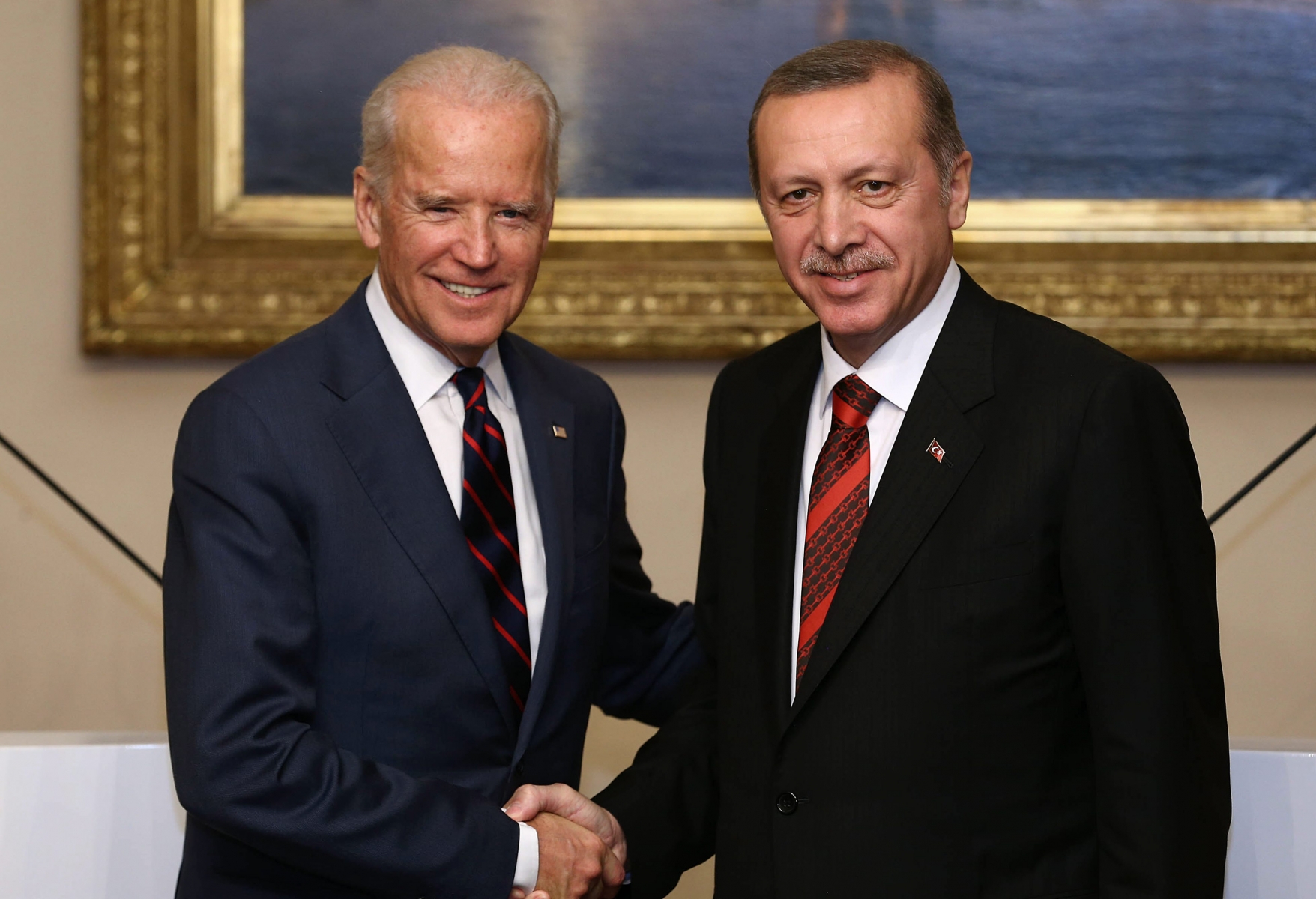 Malgré la poignée de main, les divisions persistent entre Joe Biden (à gauche) et Recep Tayyip Erdogan.