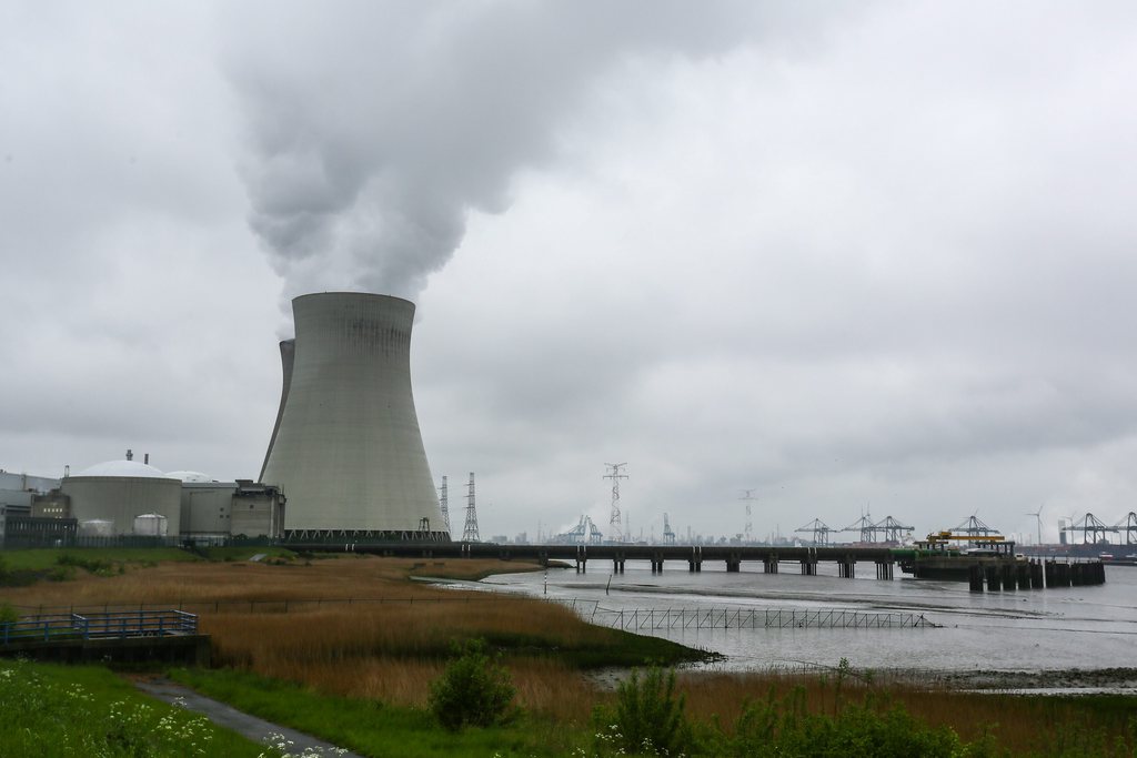 epa03704963 A general view of the nuclear power plant in Doel, Belgium, 17 May 2013. Two large nuclear-power reactors that have been offline for almost a year amid concerns over potential cracks in their core tanks will now reopen, Belgian authorities said 17 May. The country's Federal Agency for Nuclear Control said it believes that operations can safely resume, following several rounds of tests. The GDF Suez energy company has said that the reactors, if allowed to do so, would not restart before June 2013. The Doel 3 reactor has been offline since June 2012, when service checks carried out with a new ultrasound technology revealed "several indications of defects" in the steel base of the core tank. The Tihange 2 reactor, which was produced by the same, now-defunct Dutch manufacturer, was then shut down in August 2012 to undergo similar inspections.  EPA/JULIEN WARNAND