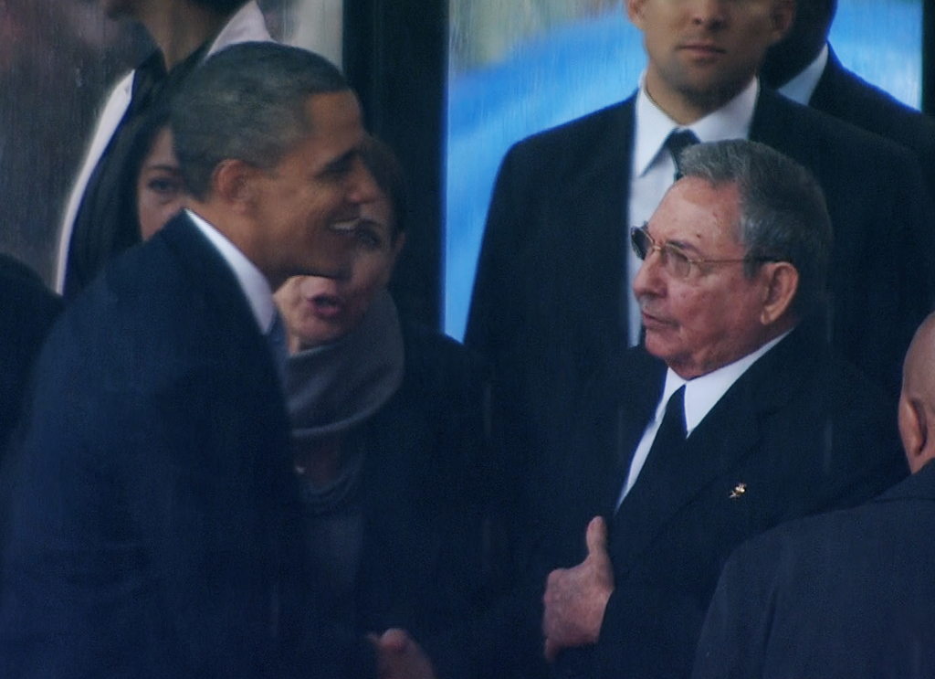 Barack Obama et Raul Castro s'étaient serré la main lors de la cérémonie commémorative de Nelson Mandela le 10 décembre 2013.
