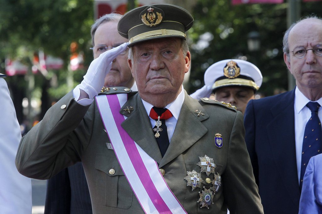 epa04245009 Spain's King Juan Carlos I takes part in the main event of Spanish Armed Forces Day at Plaza de la Lealtad square in Madrid, Spain, 08 June 2014.  EPA/JAVIER LIZON / POOL