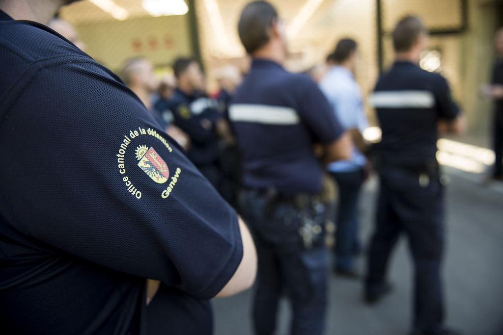 Les agents de détention genevois reprennent leur lutte syndicale.