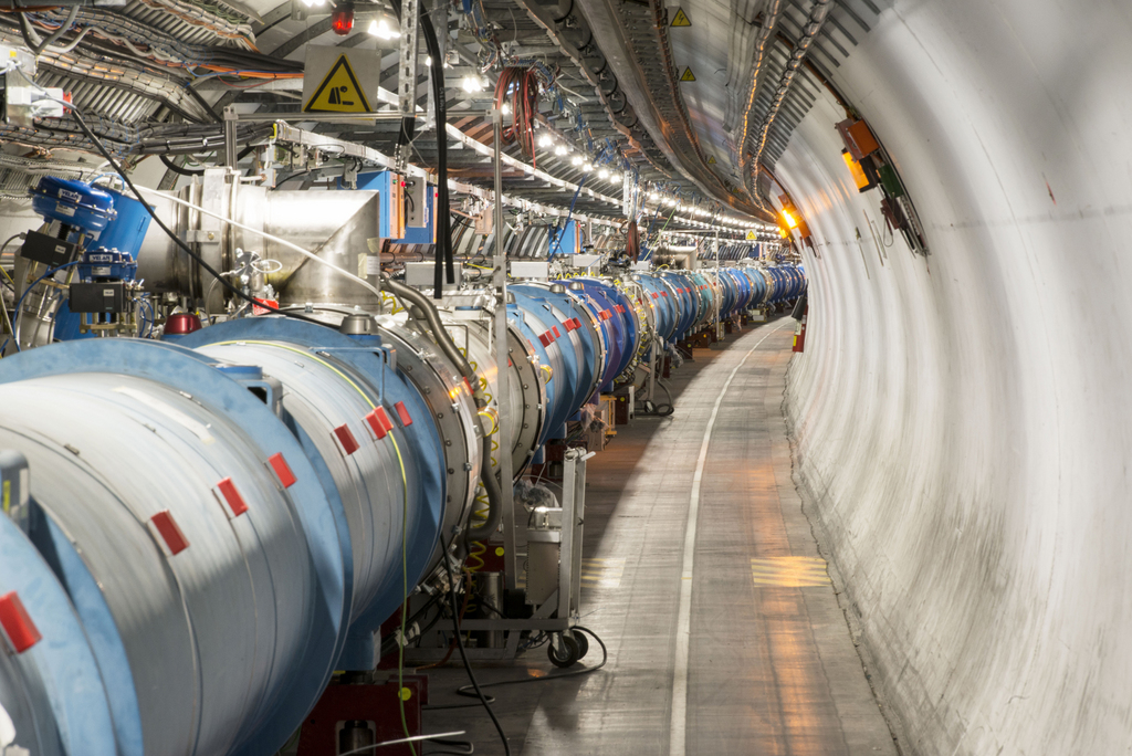 ZUM 60. JAHRESTAG DER GRUENDUNG DER EUROPAEISCHEN ORGANISATION FUER KERNFORSCHUNG (CERN) AM MONTAG, 29. SEPTEMBER 2014, STELLEN WIR IHNEN FOLGENDES AKTUELLES BILDMATERIAL ZUR VERFUEGUNG - The LHC tunnel at pt.4, pictured at CERN near Geneva, Switzerland, on June 12, 2014. The LHC tunnel is located about 100 meters underground (mean depth) below the French-Swiss border. At CERN, the European Organization for Nuclear Research, physicists and engineers from all over the world research the fundamental structure of the universe relying on, amongst other things, the largest particle physics laboratory. (KEYSTONE/Christian Beutler)