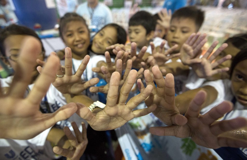 epa04445634 Filipino students show their hands after participating proper hand washing on the eve of the seventh Global Handwashing day in Manila, the Philippines, 14 October 2015. As the world commends the seventh Global Handwashing Day on 15 October 2014, UNICEF said the battle against Ebola further underscores the act of handwashing in disease prevention.  EPA/RITCHIE B. TONGO