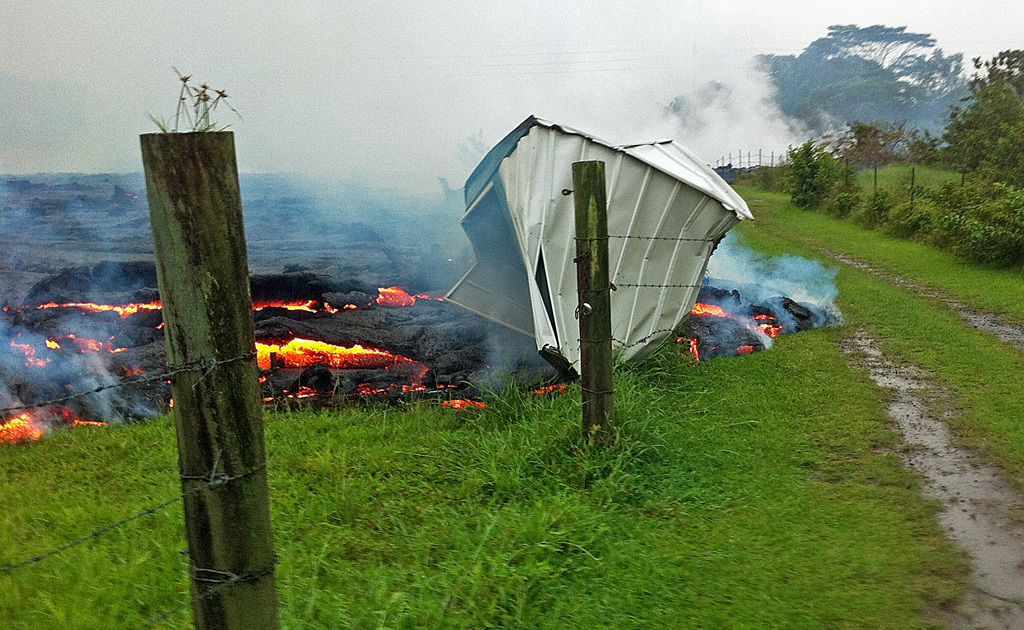 e flot de lave du volcan Kilauea menaçait les maisons depuis des semaines et se trouvait à moins de 100 mètres d'une habitation lundi.