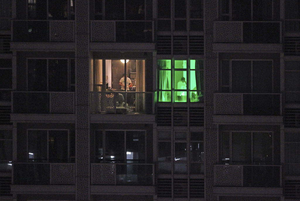 Les victimes ont été retrouvées dans son appartement du 31e étage d'un immeuble du quartier résidentiel de Wanchai, dans le centre de Hong Kong.