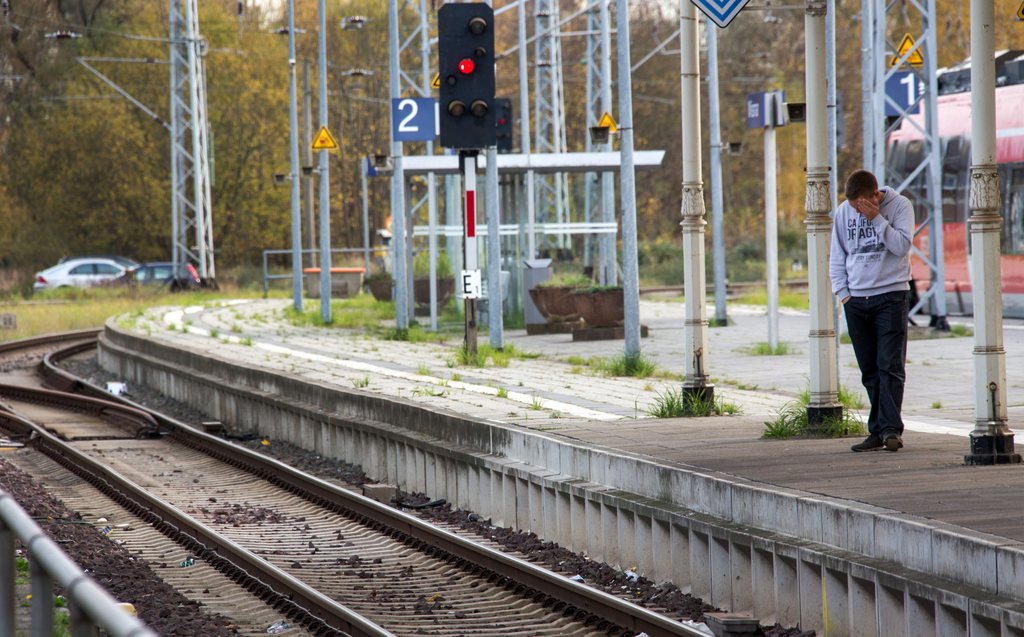 epa04475954 A traveler waiting for a train at the station in Wismar, Germany, 04 November 2014. The train drivers' union (GDL) have announced a four-day strike of the Deutsche Bahn. The strike will begin 06 November at 2am for passenger trains, and one day earlier for freight trains.  EPA/JENS BUETTNER