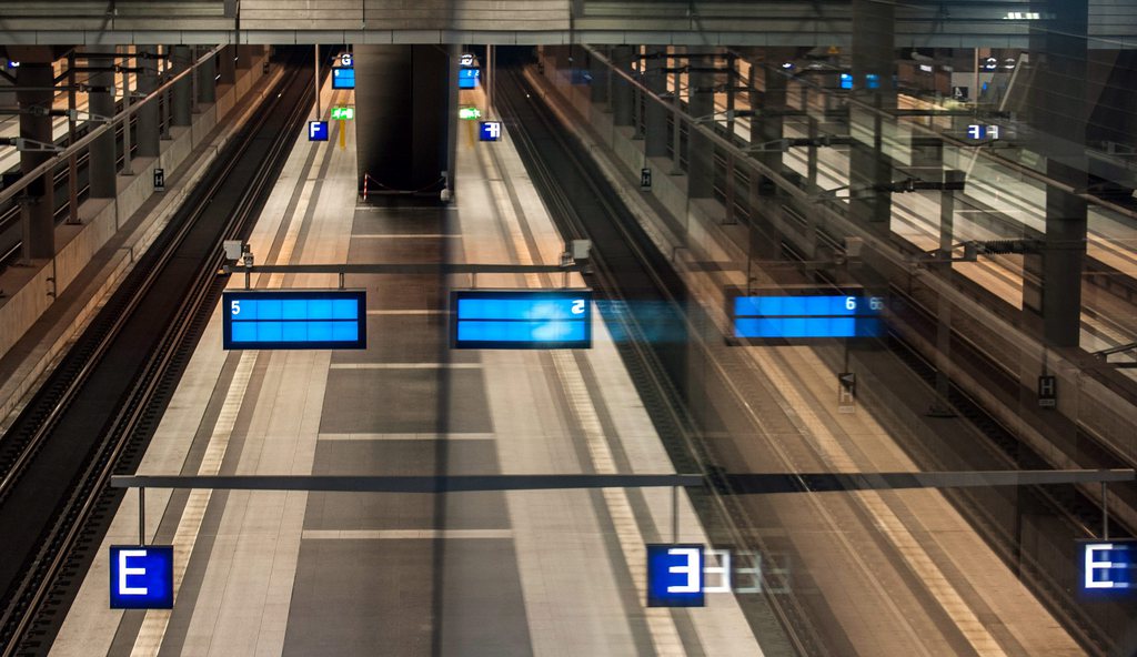 epa04480110 Empty platforms at the main station in Berlin, Germany, 07 November 2014. German rail operator Deutsche Bahn called on striking train drivers to return to the negotiating table as travellers faced another day of rail chaos in the four-day-long industrial action. The strike threatens to disrupt weekend celebrations marking the 25th anniversary of the fall of the Berlin Wall.  EPA/PAUL ZINKEN