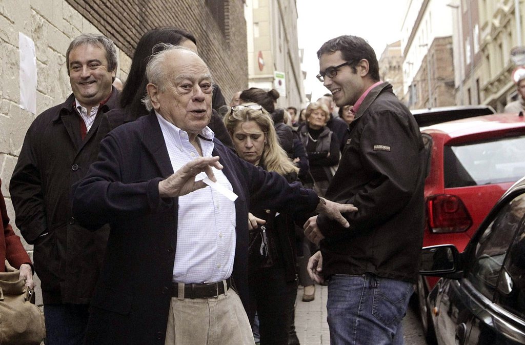 L'ancien dirigeant de Catalogne Jordi Pujol est inculpé pour avoir blanchi plusieurs millions d'euros.