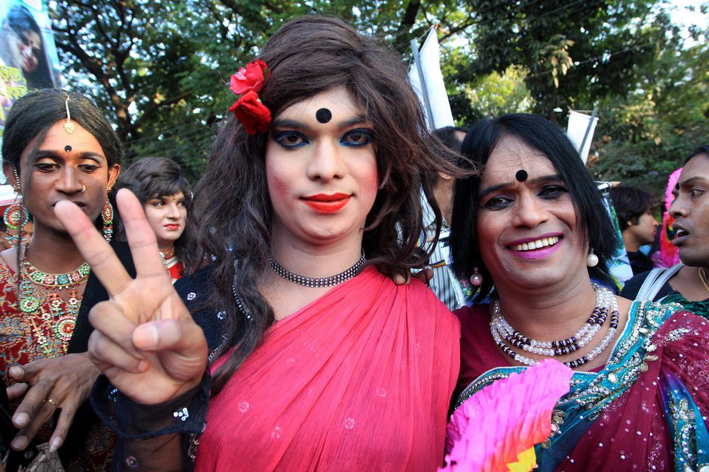 Des transgenres et plusieurs centaines de partisans des libertés ont défilé lundi à Dacca.