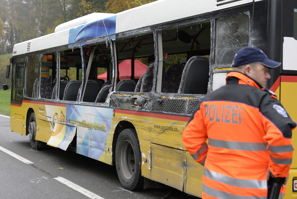 Bei einem Zusammenstoss zwischen einem Linienbus und einem Lastwagen zwischen Lengnau AG und Endingen AG sind am fruehen Dienstagmorgen, 11. November 2014, zwei Buspassagiere ums Leben gekommen. Fuenf Personen erlitten Verletzungen, davon drei Personen, die im Bus sassen. Als Folge davon kam es auch zu einem Zusammenstoss mit einem hinter dem Linienbus fahrenden Auto. (KEYSTONE/Steffen Schmidt)