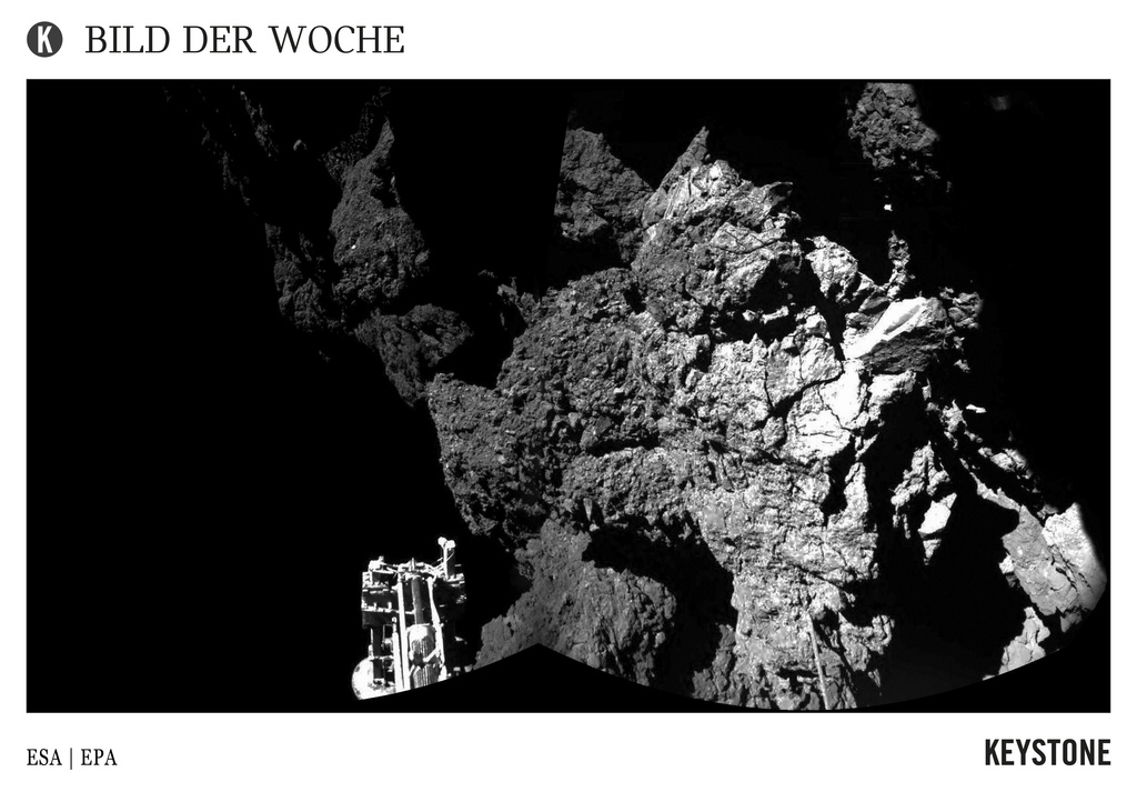 BILD DER WOCHE INTERNATIONAL - A handout picture made available by the European Space Agency (ESA) on 13 November 2014 and made by the CIVA camera on Rosetta's Philae lander, showing a partial view of the lander and the comet 67P/Churyumovv-Gerasimenko. ESA on 13 November 2014 confirmed Rosettas lander Philae is safely on the surface of Comet 67P/Churyumov-Gerasimenko, as the CIVA images confirm. One of the landervs three feet can be seen in the foreground. The full panoramic from CIVA will be delivered later 13 November.  (KEYSTONE/EPA/ESA/Rosetta/Philae/CIVA) Black and white only, HANDOUT EDITORIAL USE ONLY/NO SALES