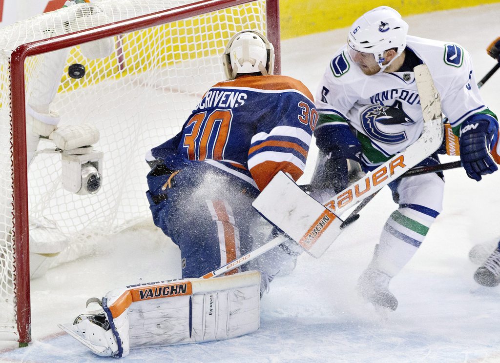 Yannick Weber bat Ben Scrivens, le gardien des Oilers, et Vancouver l'emporte.