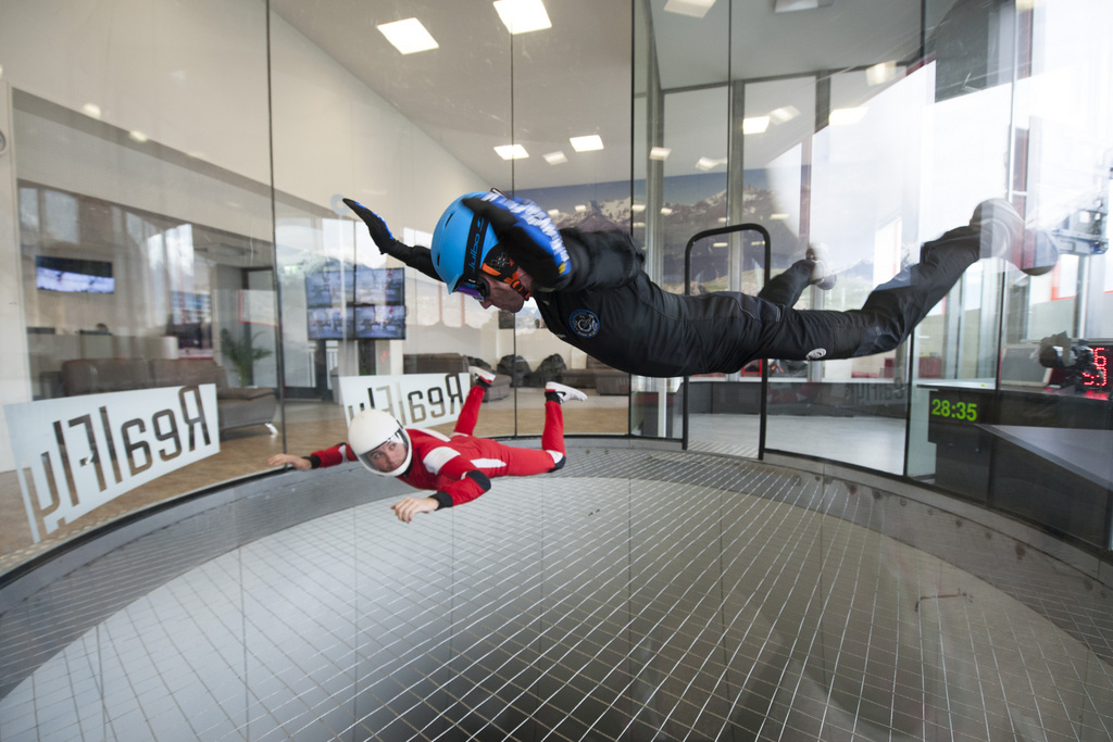 Raphael Domjan, eco-aventurier et initiateur de la Mission SolarStratos, est photographie en situation de chute libre dans la soufflerie RealFly lors d'une serie de tests des systemes de telemetrie biomedicaux developpes par le CSEM, ce jeudi 20 novembre 2014 a Sion.  La Mission SolarStratos l'amenera a plus de 80'000 pieds, a bord du premier avion solaire bi-place en 2017. (KEYSTONE/Anthony Anex)