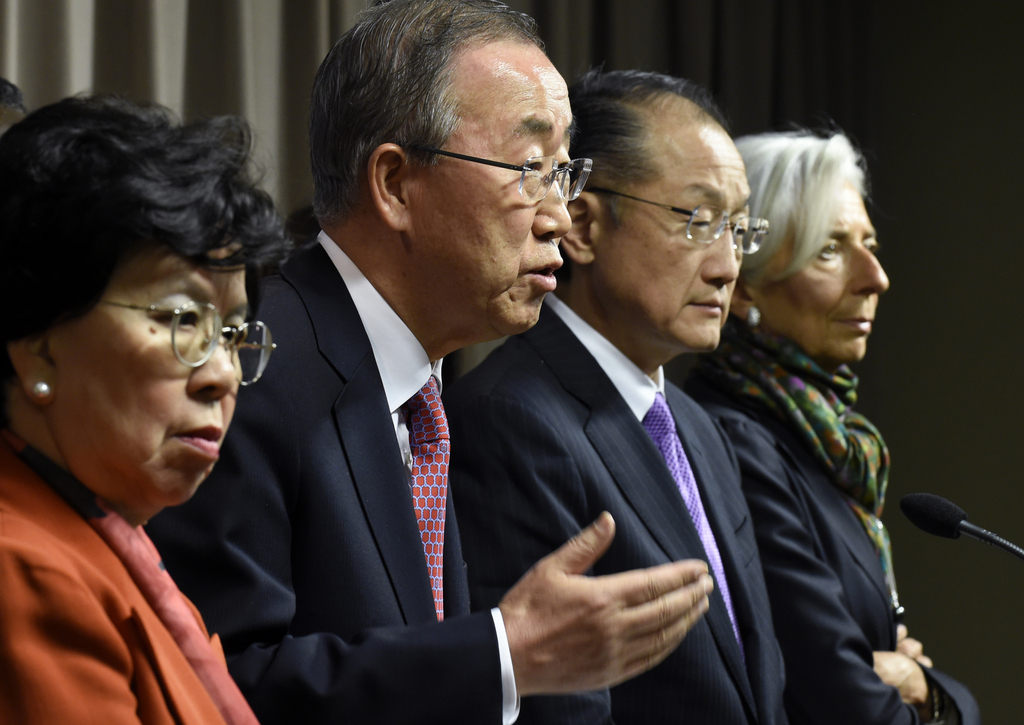 Le secrétaire général des Nations Unies Ban Ki-moon s'exprime à la conférence de la Banque Mondiale sur Ebola en présence de la directrice de l'OMS Margaret Chan (gauche), du président Jim Yonk Kim de la Banque Mondiale et de la directrice du FMI Christine Lagarde (droite)