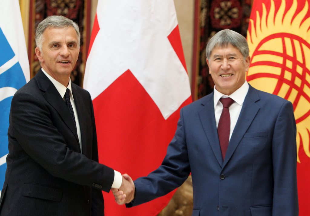 Didier Burkhalter, qui multiplie les visites diplomatiques, comme ici avec le président kirghize Almazbek Atambayev, n'entend pas revoir le concept de neutralité de la Suisse.