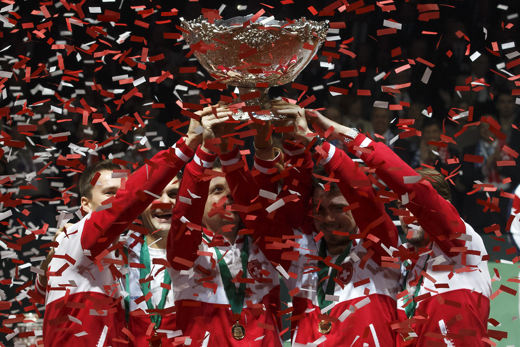 Swiss Davis Cup team members, from left to right, Swiss Davis Cup Team captain Severin Luethi, Roger Federer, Marco Chiudinelli, Stanislas Wawrinka and Michael Lammer holding the Davis Cup trophy, after wining the Davis Cup Final between France and Switzerland, at the Stadium Pierre Mauroy in Lille, France, Sunday, November 23, 2014. (KEYSTONE/Salvatore Di Nolfi)