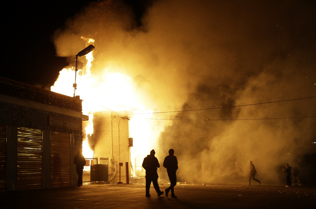 Les manifestations ont très rapidement dégénéré à Ferguson: voitures et bâtiments incendiés, magasins pillés...