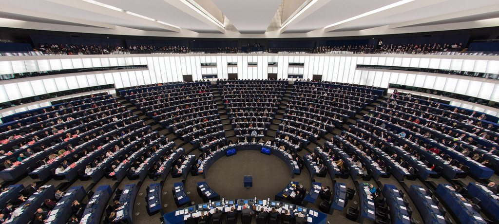 epa04505624 Members of the European Parliament are voting during the plenary session in the European Parliament in Strasbourg, France, 27 November 2014. MEPs will vote on a resolution on consumer rights on the Internet in Europe.  EPA/PATRICK SEEGER