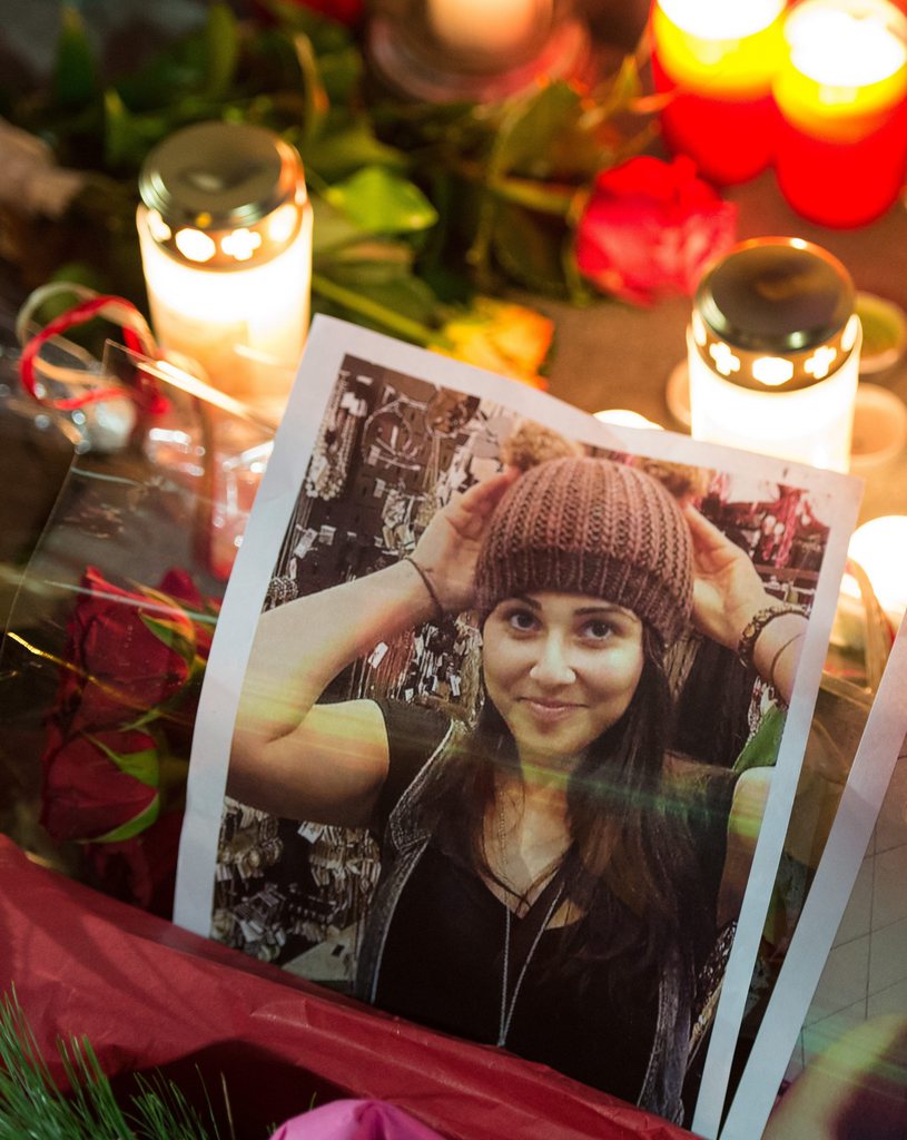 Près de 1'000 personnes ont rendue hommage à Tugce Albayrak à  Wächtersbach, mercredi. La jeune fille de 23 ans est décédée le jour de son anniversaire après avoir été frappée alors qu'elle défendait deux adolescents.