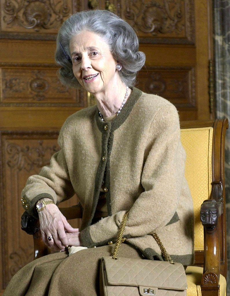 epa04516340 (FILE) A file picture dated 08 January 2002 shows Queen Fabiola of Belgium posing during a family picture session at the Royal Palace in Brussels, Belgium. According to media reports, Queen Fabiola of Belgium has died aged 86 at Stuyvenberg Castle in Laeken, Brussels on 05 December 2014.  EPA/OLIVIER HOSLET