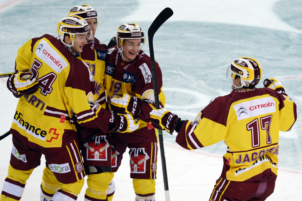 Les joueurs de Genève Servette se congratulent après avoir marqué le second but de la soirée