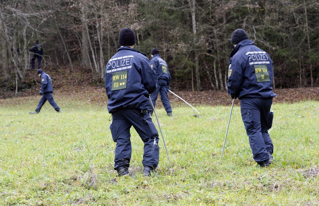 epa04520267 Police officers search a forest for body parts near Waldshut, Germany, 08 December 2014. A pedestrian found the dead body of a woman in a plastic bag on the side of the road close-by.  EPA/WINFRIED ROTHERMEL