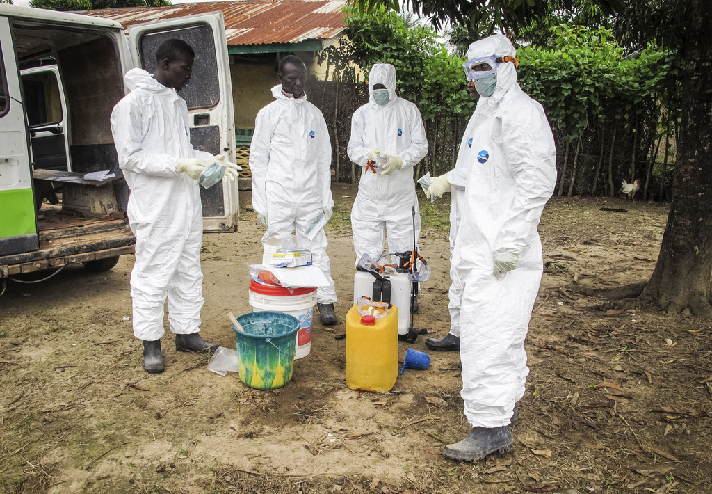 Des centaines de travailleurs de santé ont entamé une campagne de porte-à-porte pour sensibiliser la population à Ebola dans l'ouest de la Sierra Leone.