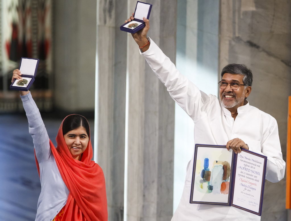 A 17 ans seulement, la Pakistanaise Malala est la plus jeune lauréate de l'histoire Nobel. A ses côtés, l'Indien Kailash Satyarthi.