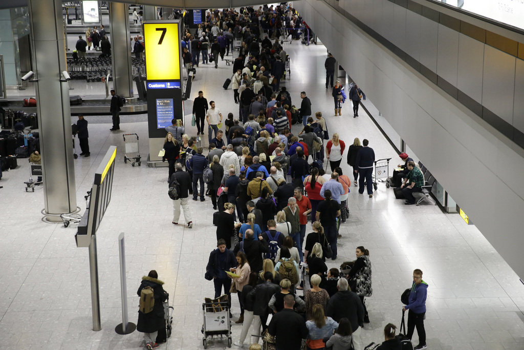 Vendredi soir, des milliers de passagers ont dû prendre leur mal en patience à Heathrow.