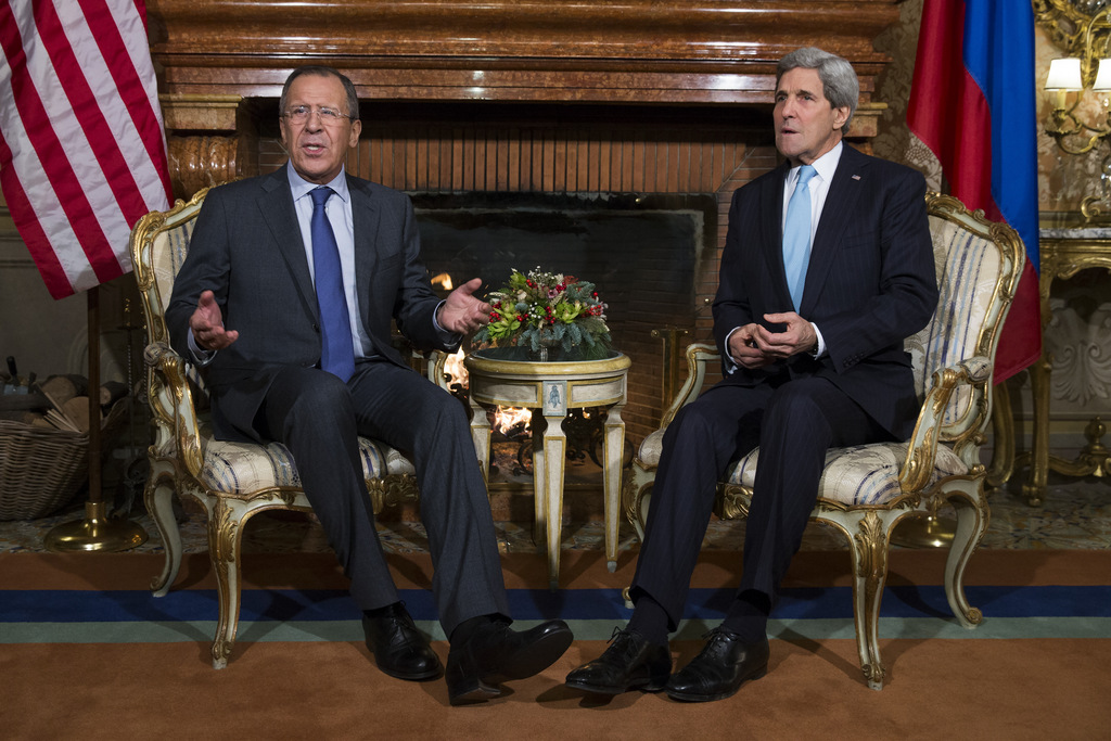 le chef de la diplomatie américaine John Kerry (droite) et son homologue russe  Sergei Lavrov (gauche) durant leur entrevue aujourd'hui à Rome