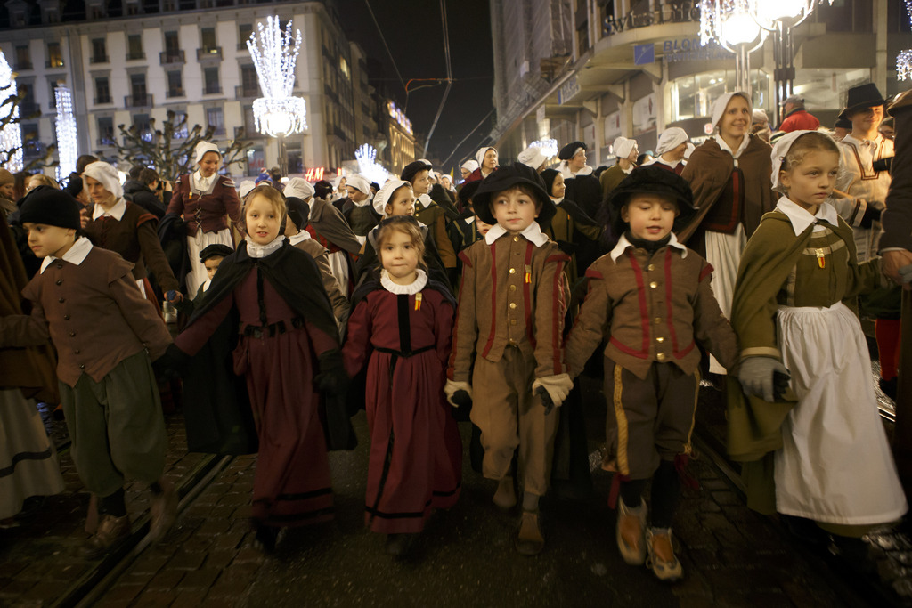 Des enfants déguisés défilent dans la vieille ville de Genève pour la commémoration de la fête de l'Escalade.

